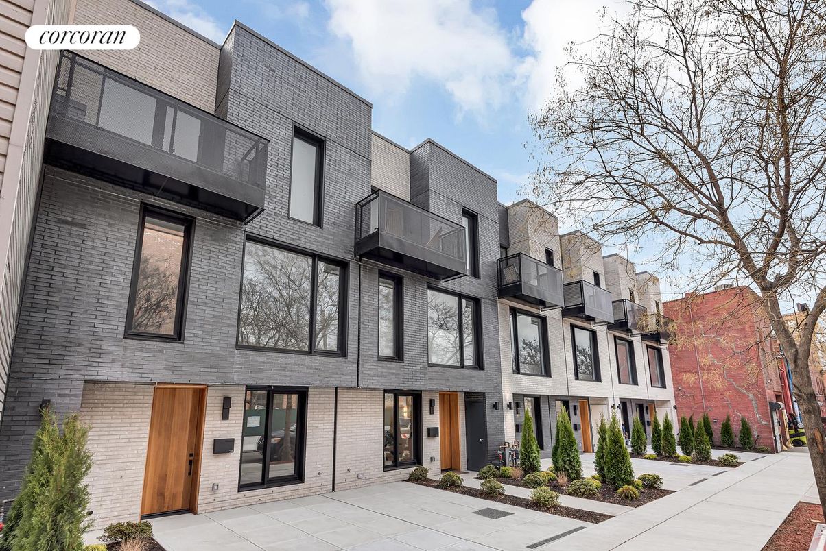 Exterior, Facade, Brick Facade, Rowhouse