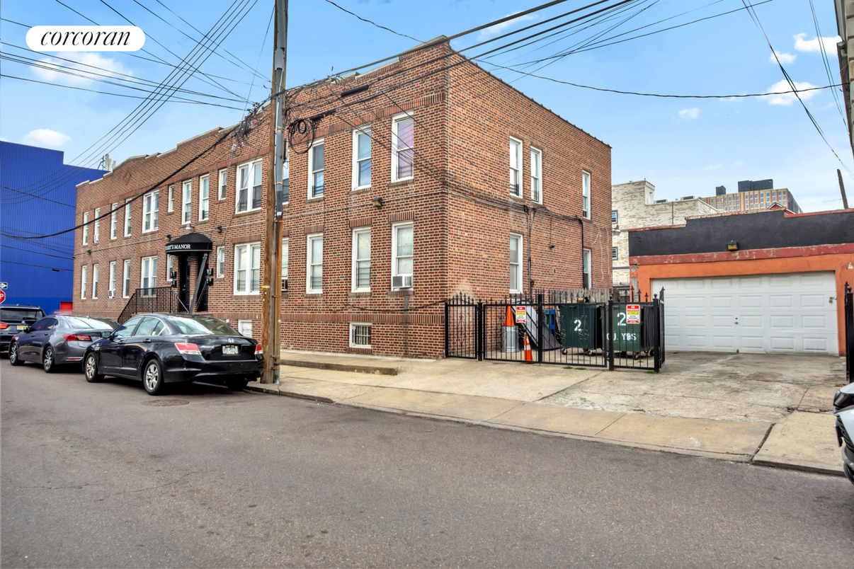Attached, Exterior, Facade, Brick Facade, Rowhouse