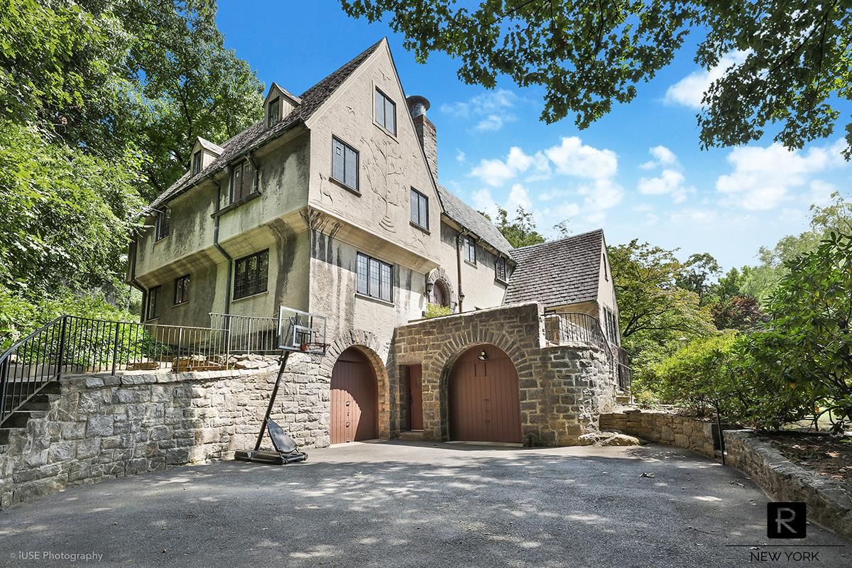 Attached, Exterior, Facade, Rowhouse