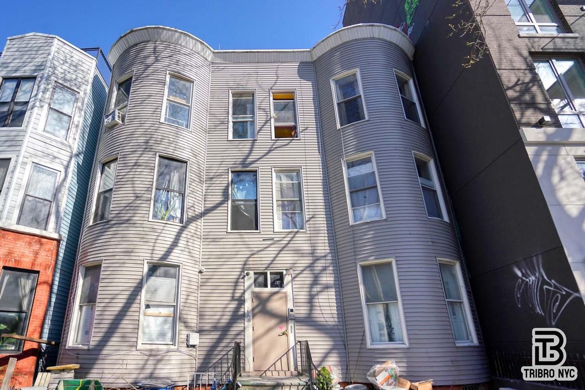 Exterior, Facade, Rowhouse