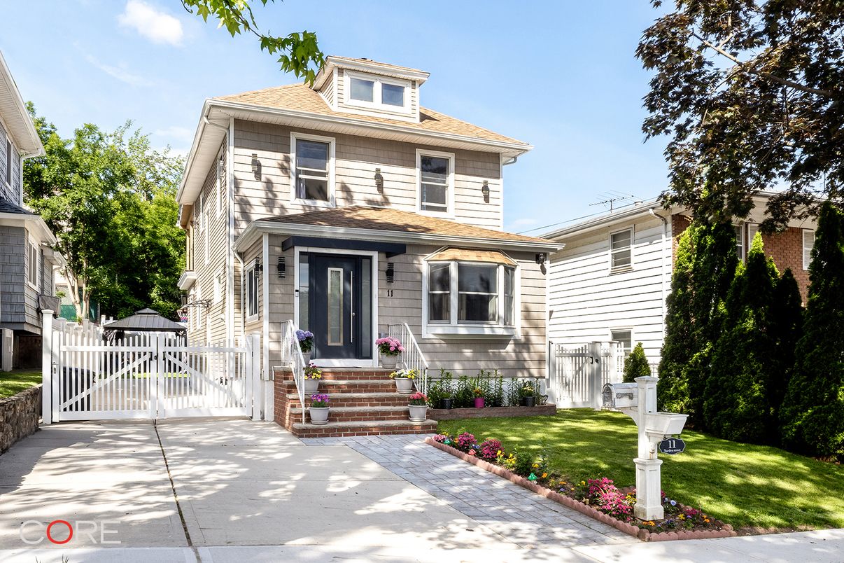 Exterior, Facade, American Foursquare