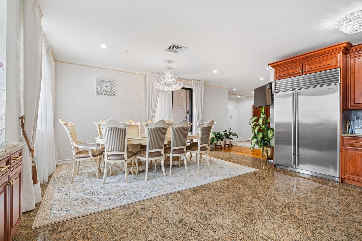 Chandelier, Dining room, Interior, Kitchen, Recessed Lighting, Stainless Steel Appliances