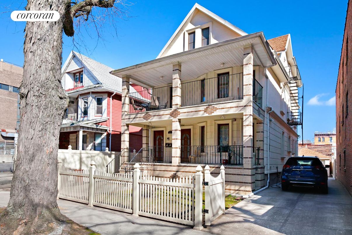 Exterior, Facade, Queen Anne Victorian