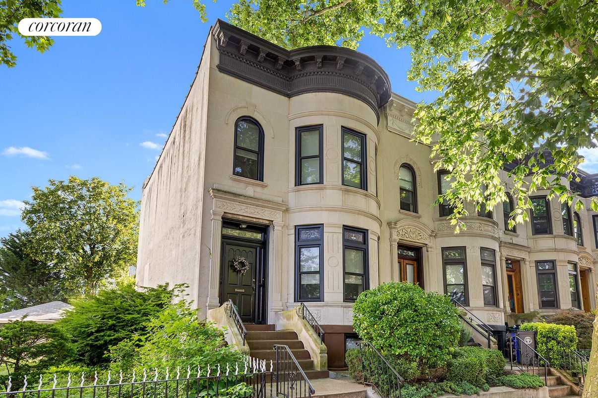 Exterior, Facade, Brownstone