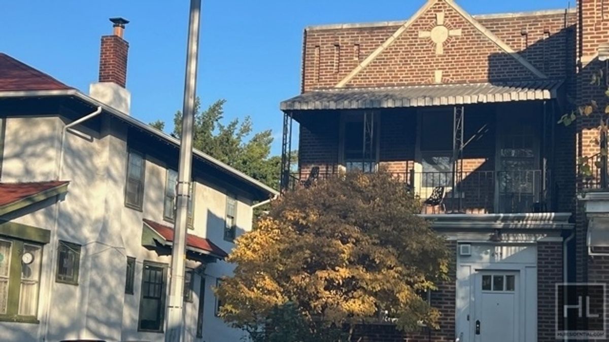 Exterior, Facade, Queen Anne Victorian
