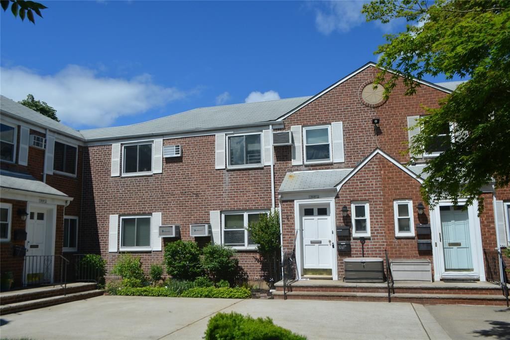 Exterior, Facade, Brick Facade, Rowhouse