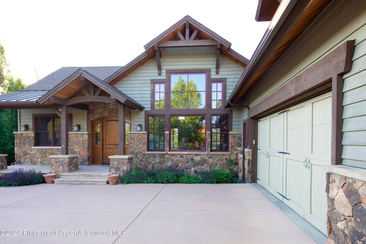 Attached, Exterior, Facade, None