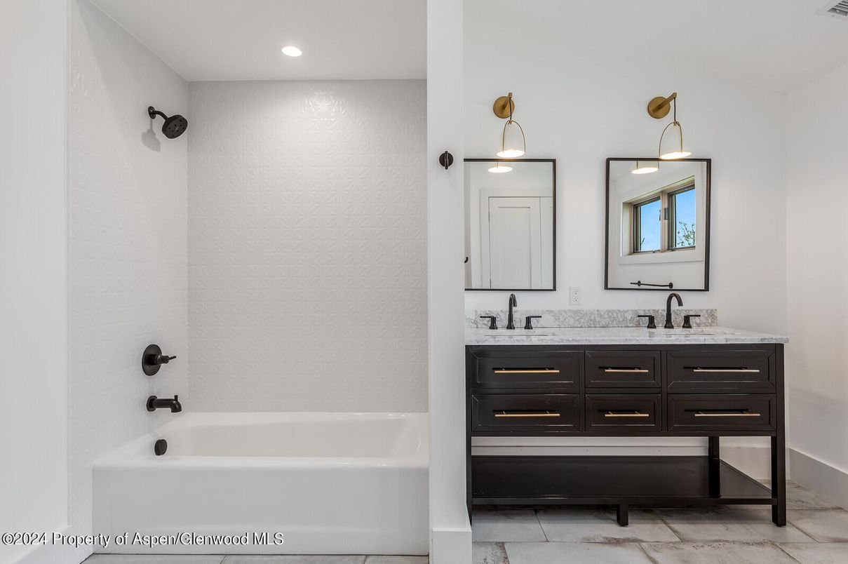Bathroom, Dual Sink Vanities, Interior, Recessed Lighting