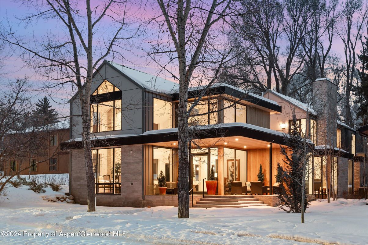 Exterior, Facade, Modern