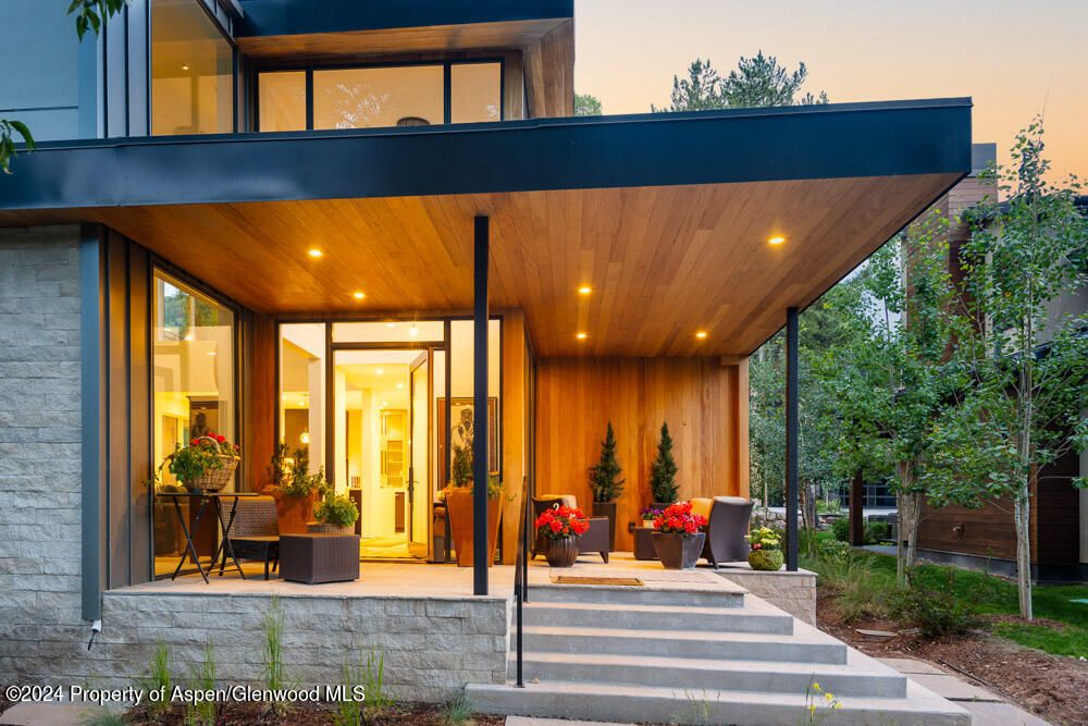Exterior, Facade, Modern