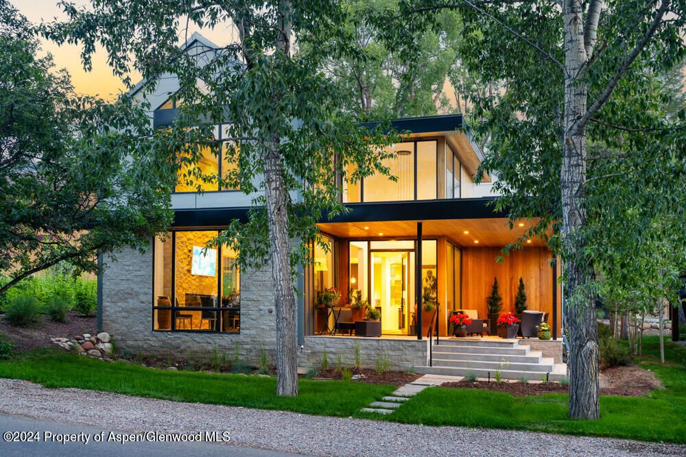 Exterior, Facade, Modern