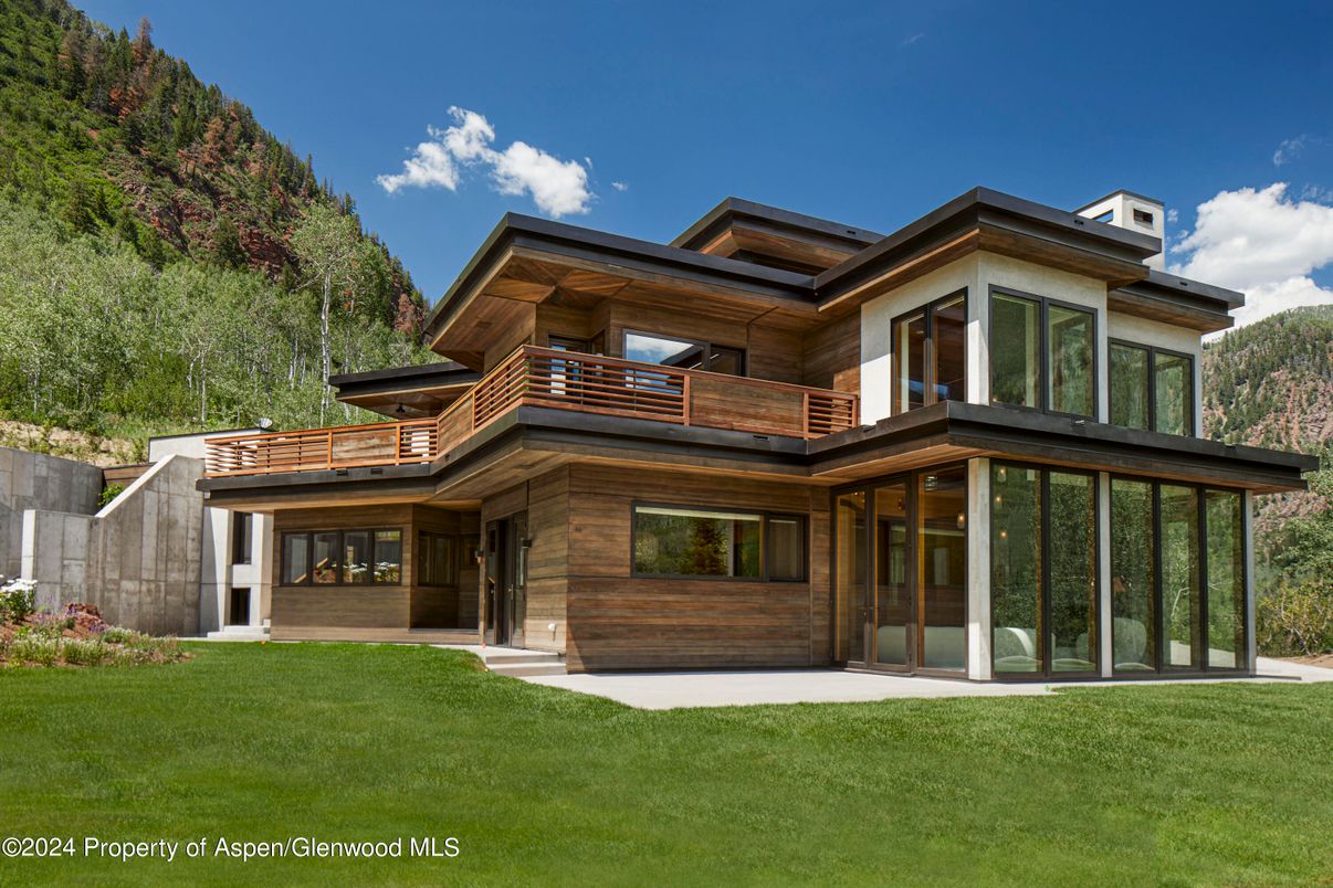 Attached, Backyard, Exterior, Facade, Modern