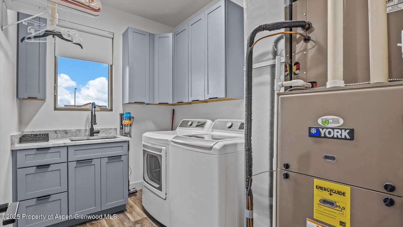 Interior, Washer, Wood Texture Flooring