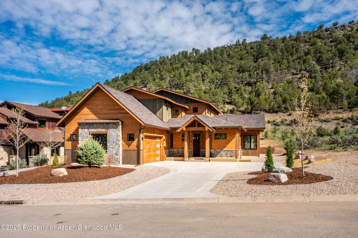 Exterior, Facade, Log Home