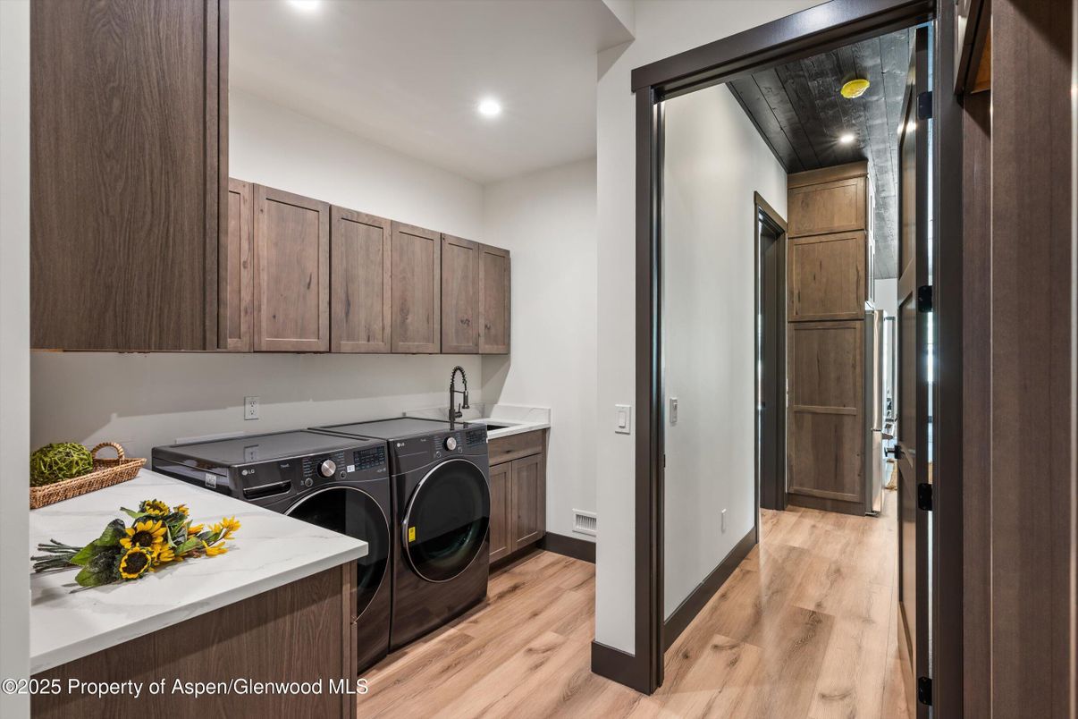 Interior, Recessed Lighting, Washer, Wood Texture Flooring