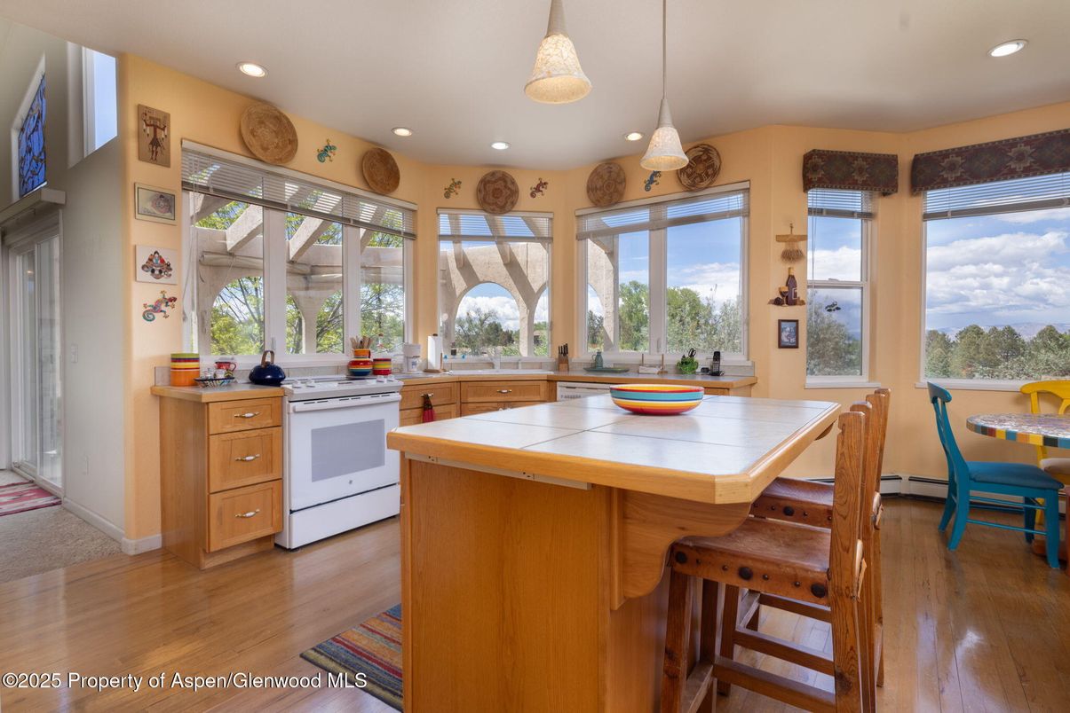 Dining room, Interior, Kitchen, Pendant Lights, Recessed Lighting, Wood Texture Flooring