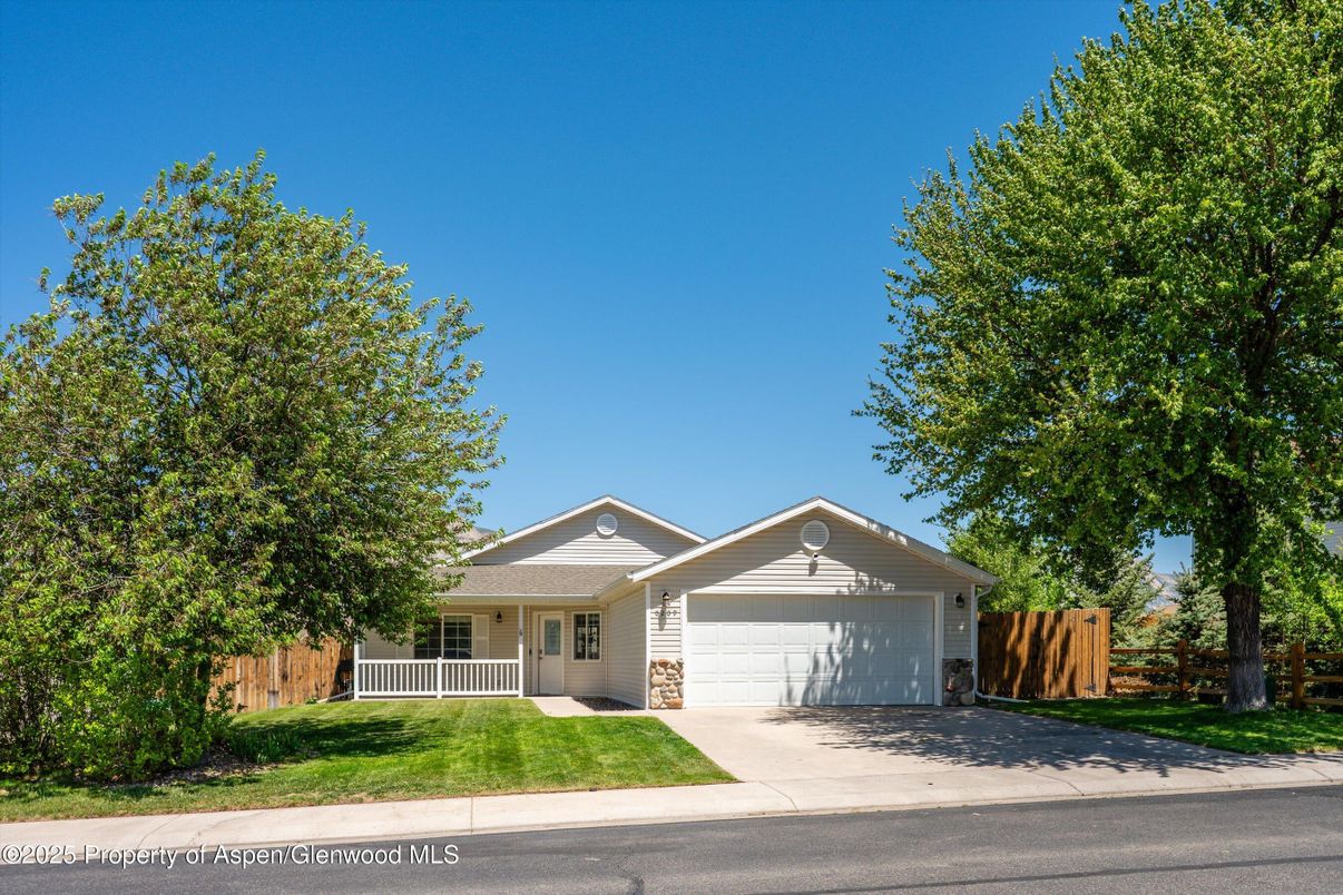 Attached, Exterior, Facade, Ranch