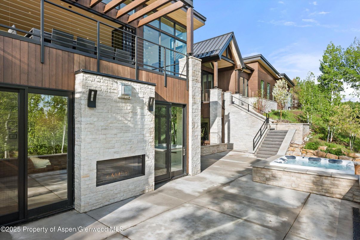 Exterior, Fireplace, Hot Tub