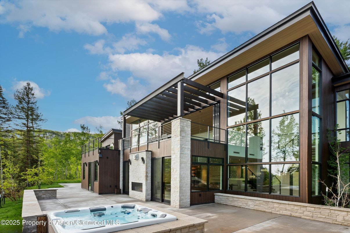 Exterior, Facade, Hot Tub, Modern