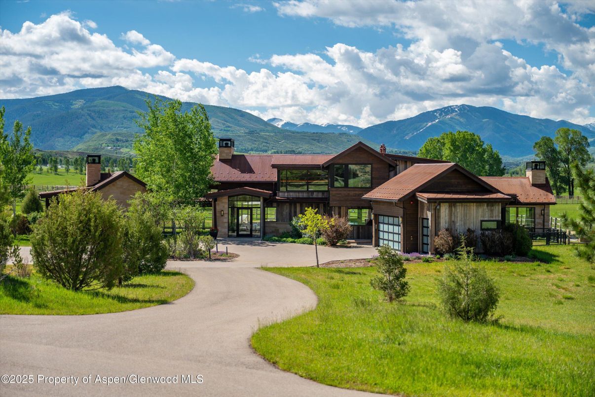 Exterior, Facade, Log Home