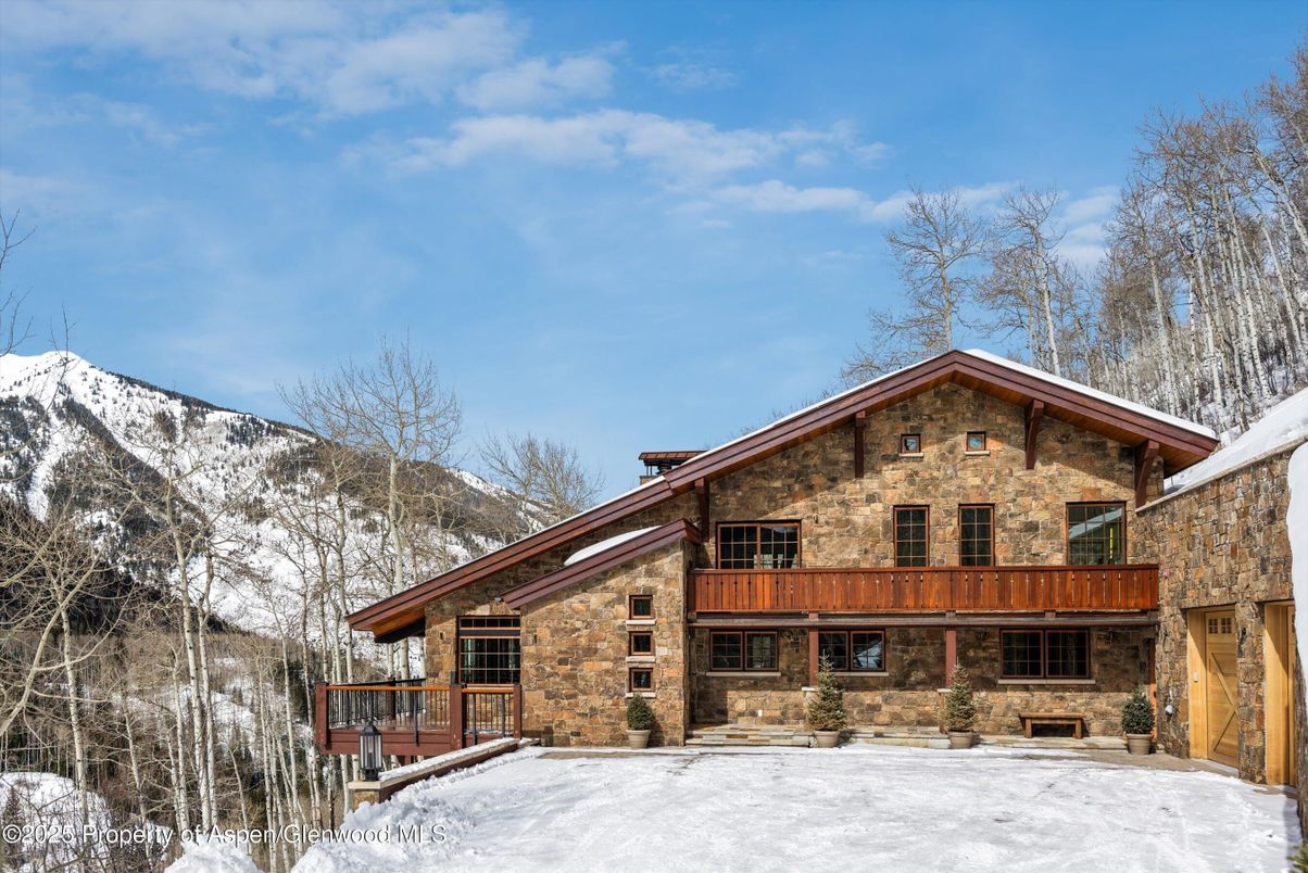 Exterior, Facade, Log Home