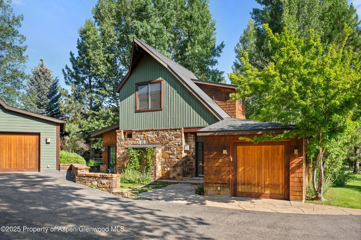 Detached Garage, Exterior, Hot Tub