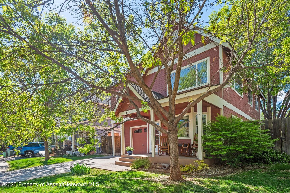Exterior, Facade, Brick Facade, Queen Anne Victorian