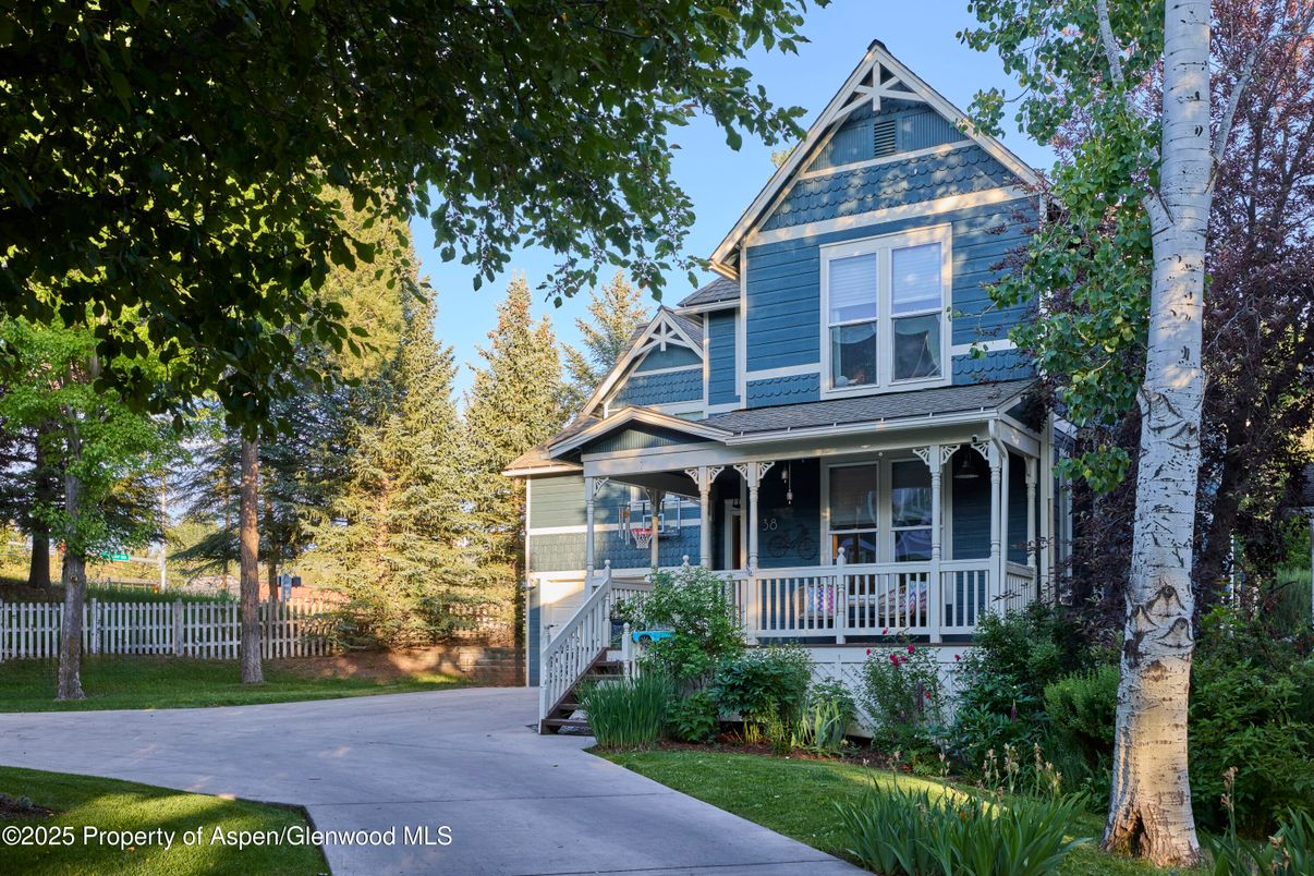 Exterior, Facade, Queen Anne Victorian