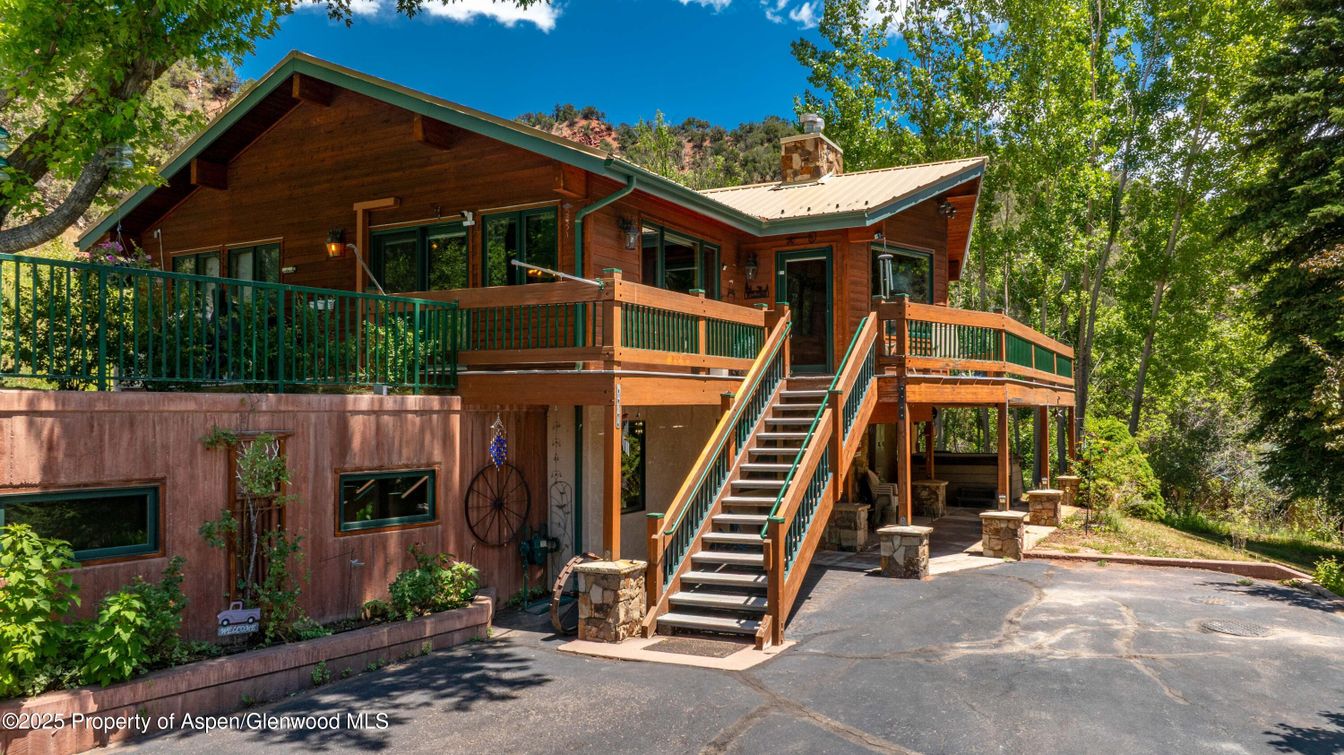 Exterior, Facade, Log Home