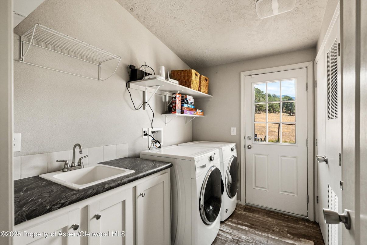 Interior, Washer, Wood Texture Flooring