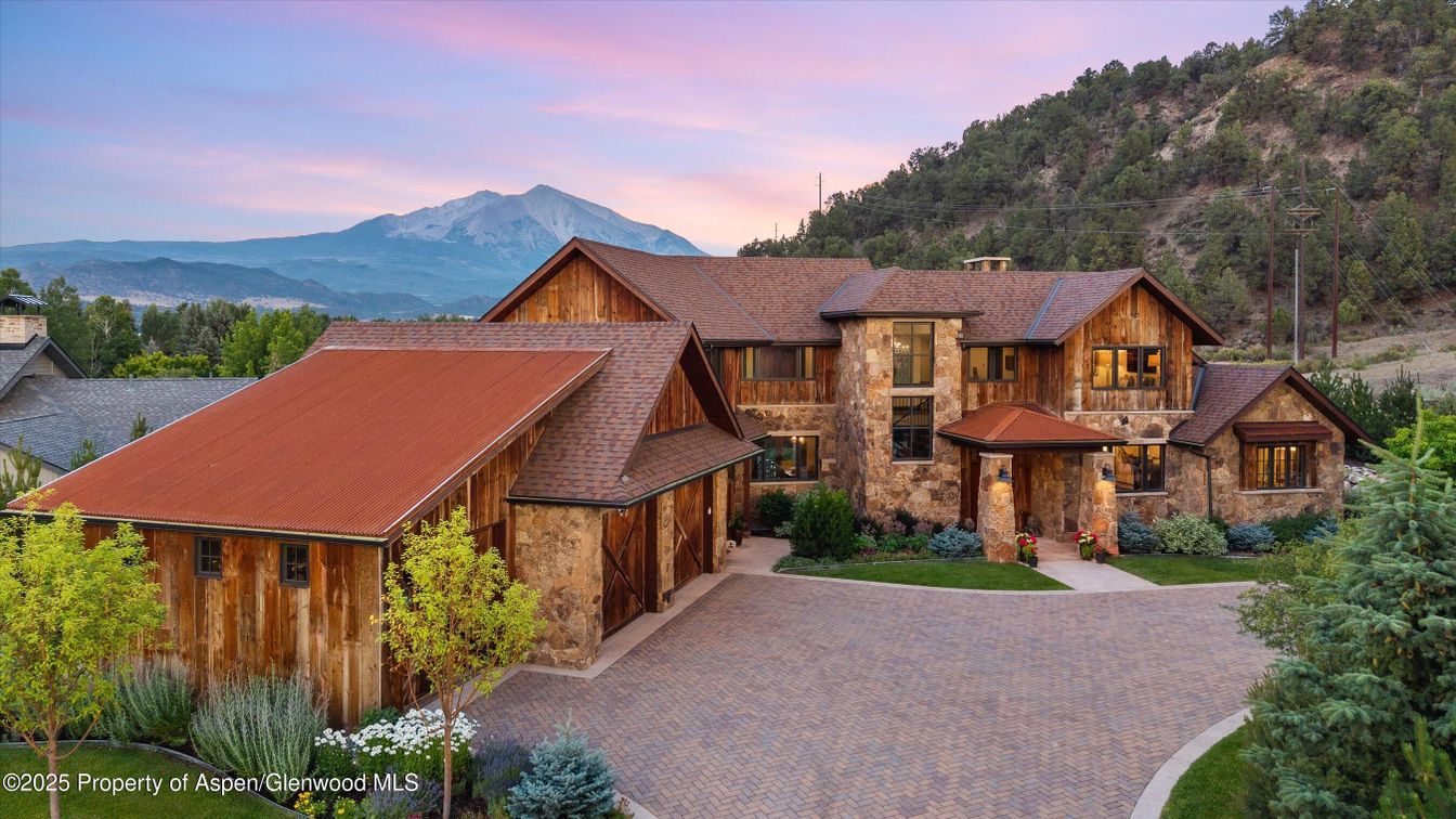 Exterior, Facade, Log Home