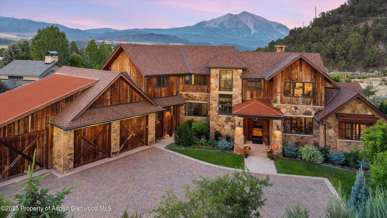 Exterior, Facade, Log Home