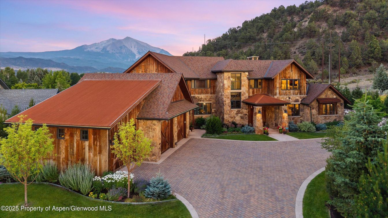 Exterior, Facade, Log Home