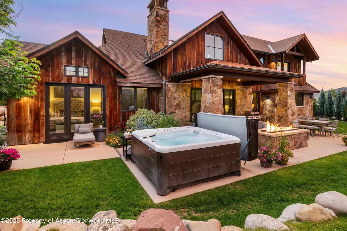 Exterior, Facade, Hot Tub, Log Home
