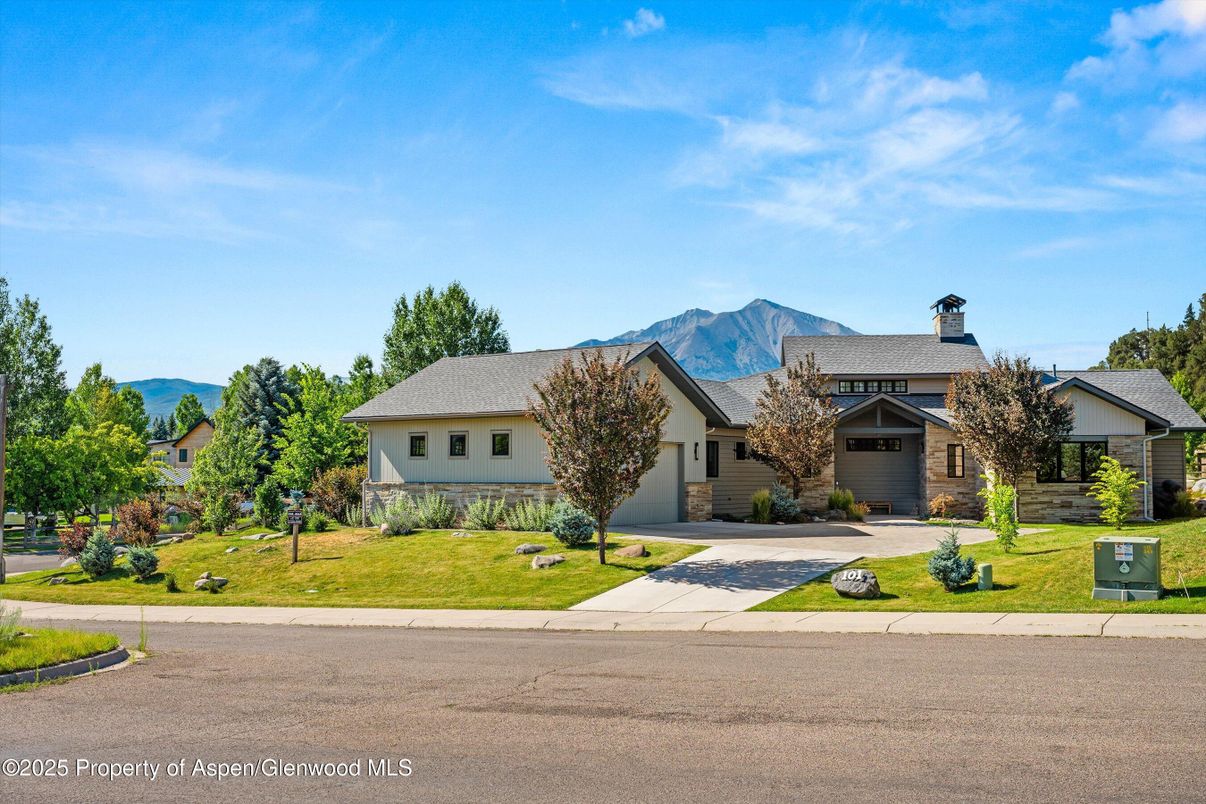 Exterior, Facade, Ranch