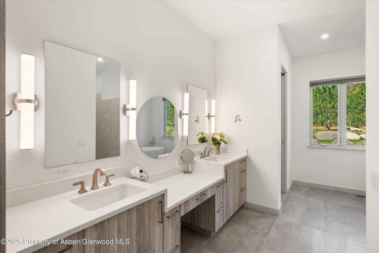 Bathroom, Dual Sink Vanities, Interior, Recessed Lighting
