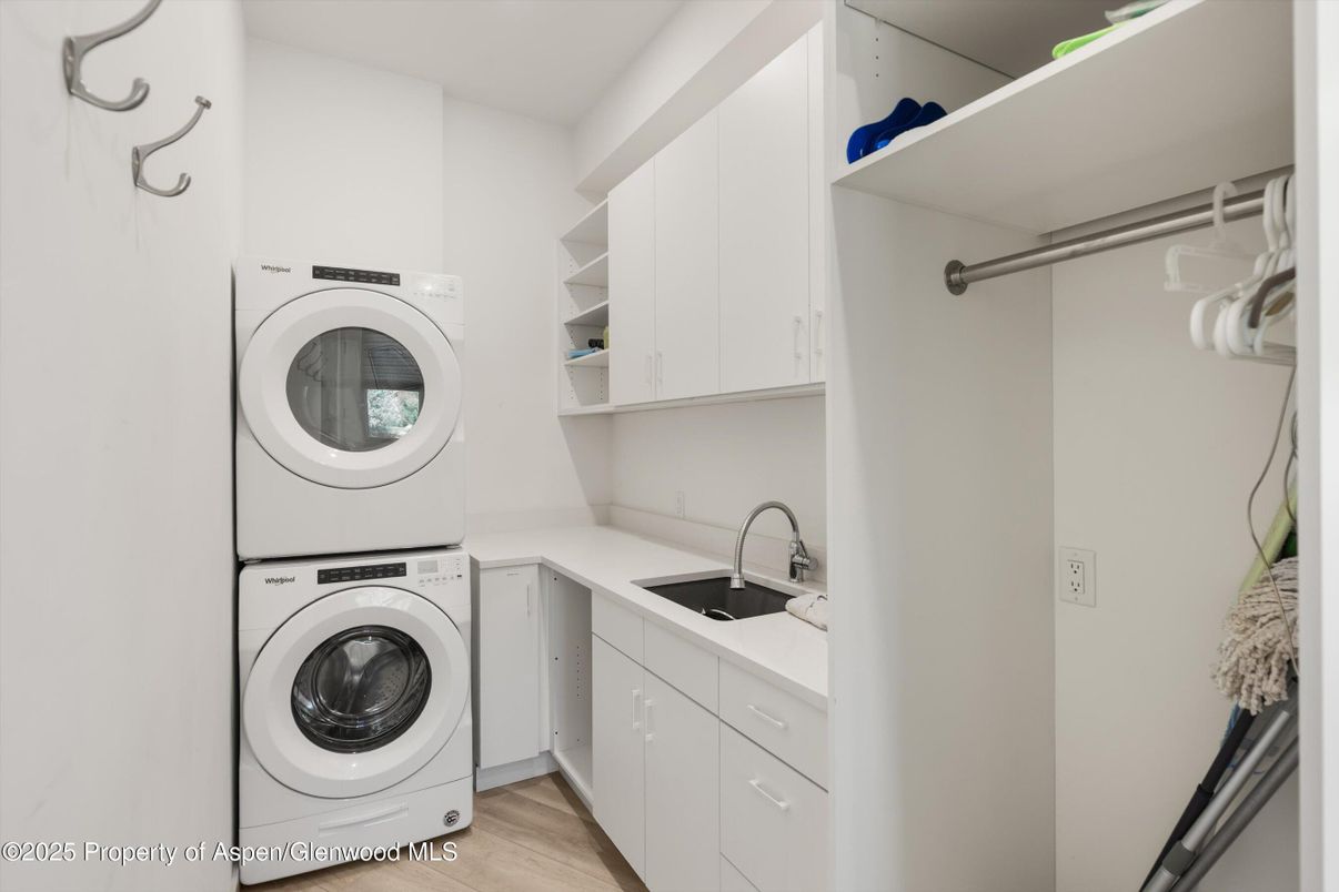 Interior, Washer, Wood Texture Flooring