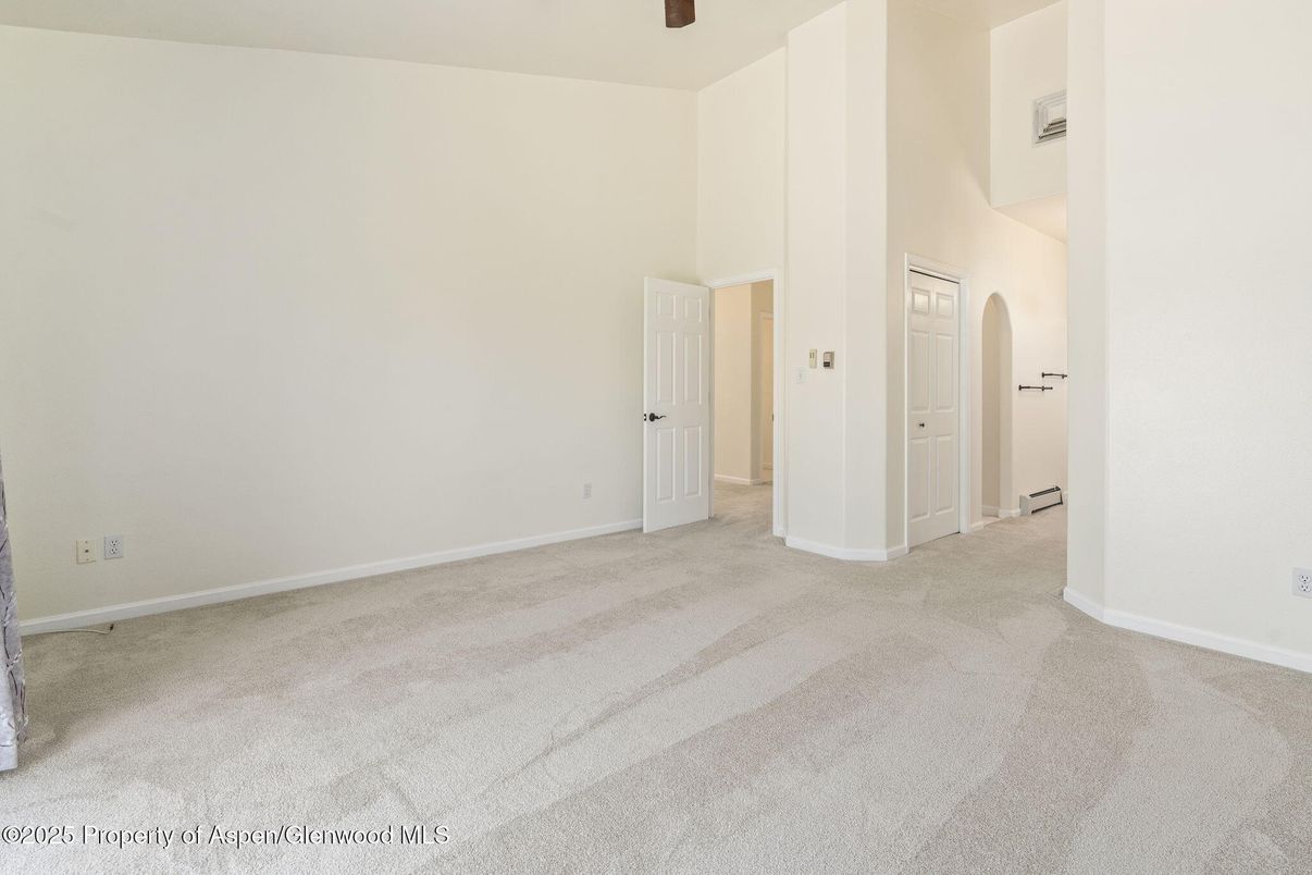 Empty room, Interior