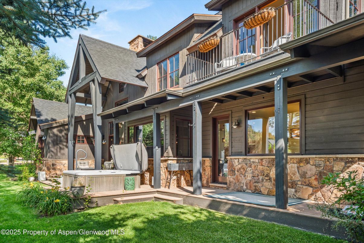 Exterior, Hot Tub