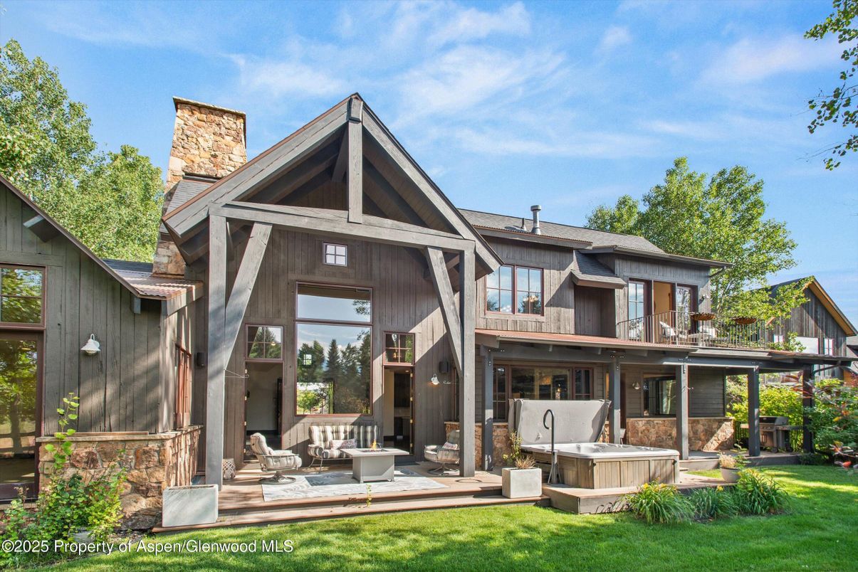 Exterior, Facade, Hot Tub, Modern