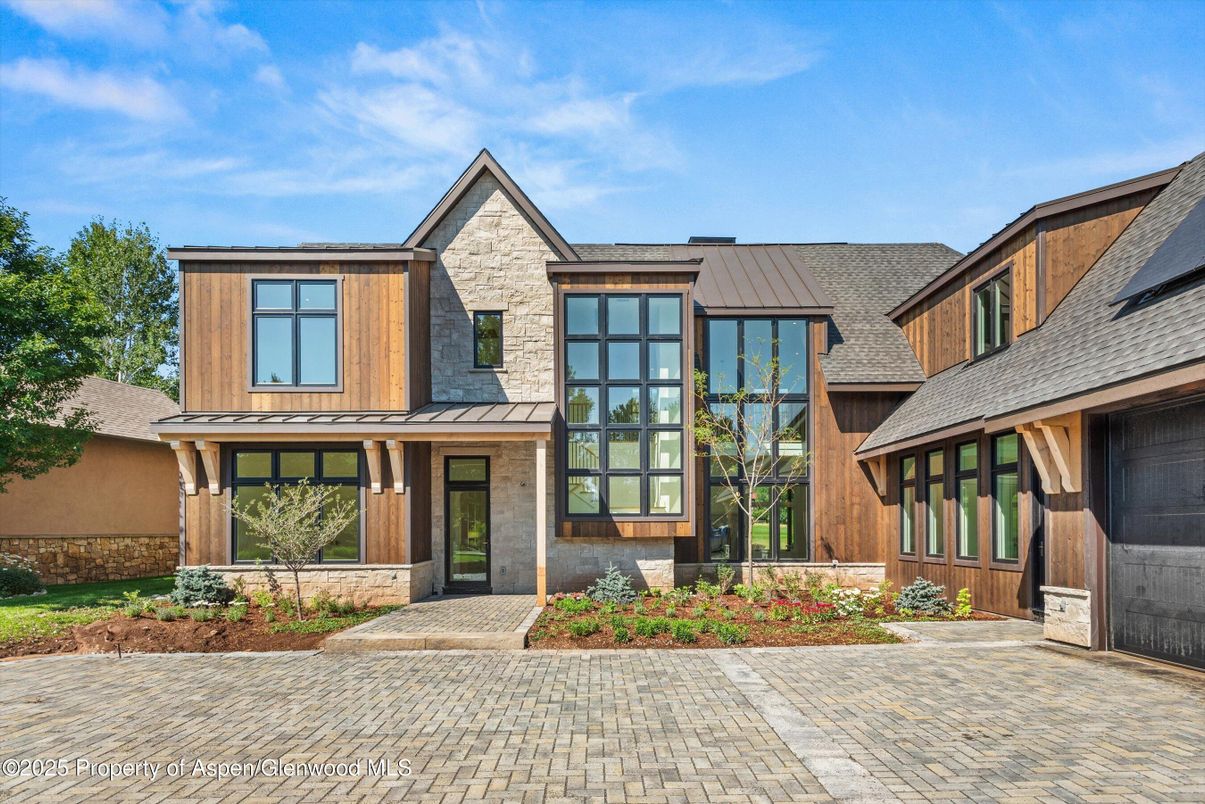 Exterior, Facade, Modern