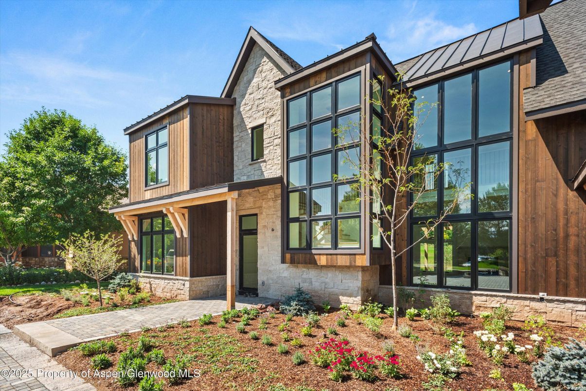 Exterior, Facade, Modern