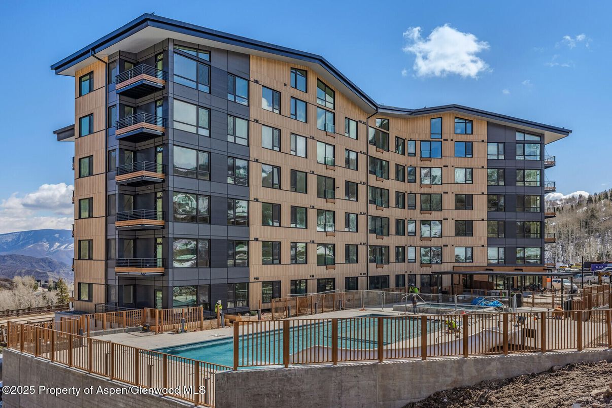 Exterior, Facade, Pool, Highrise