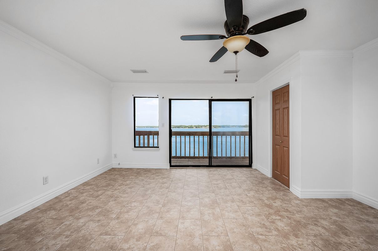 Empty room, Interior, Water