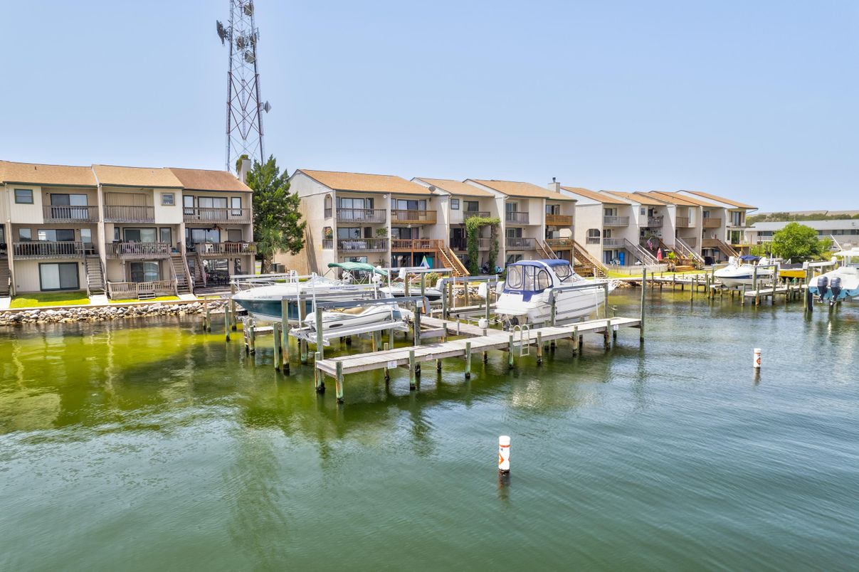 Exterior, Lake