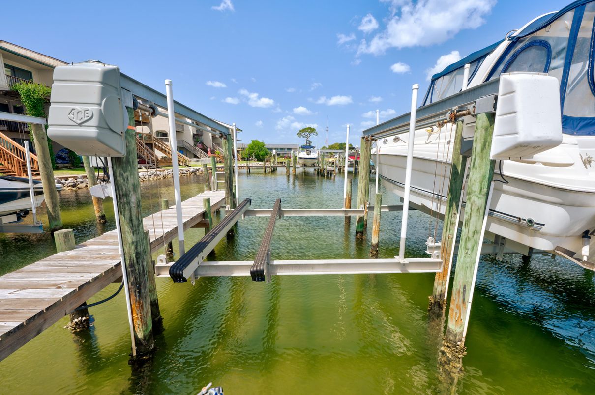 Exterior, Lake