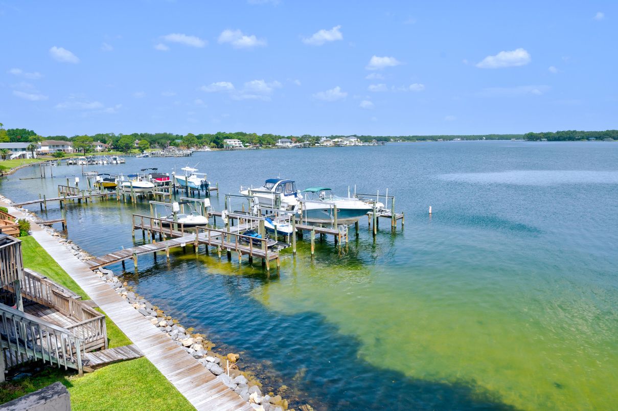 Exterior, Lake