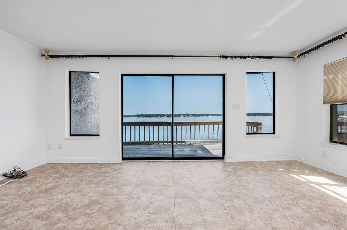 Empty room, Interior, Water