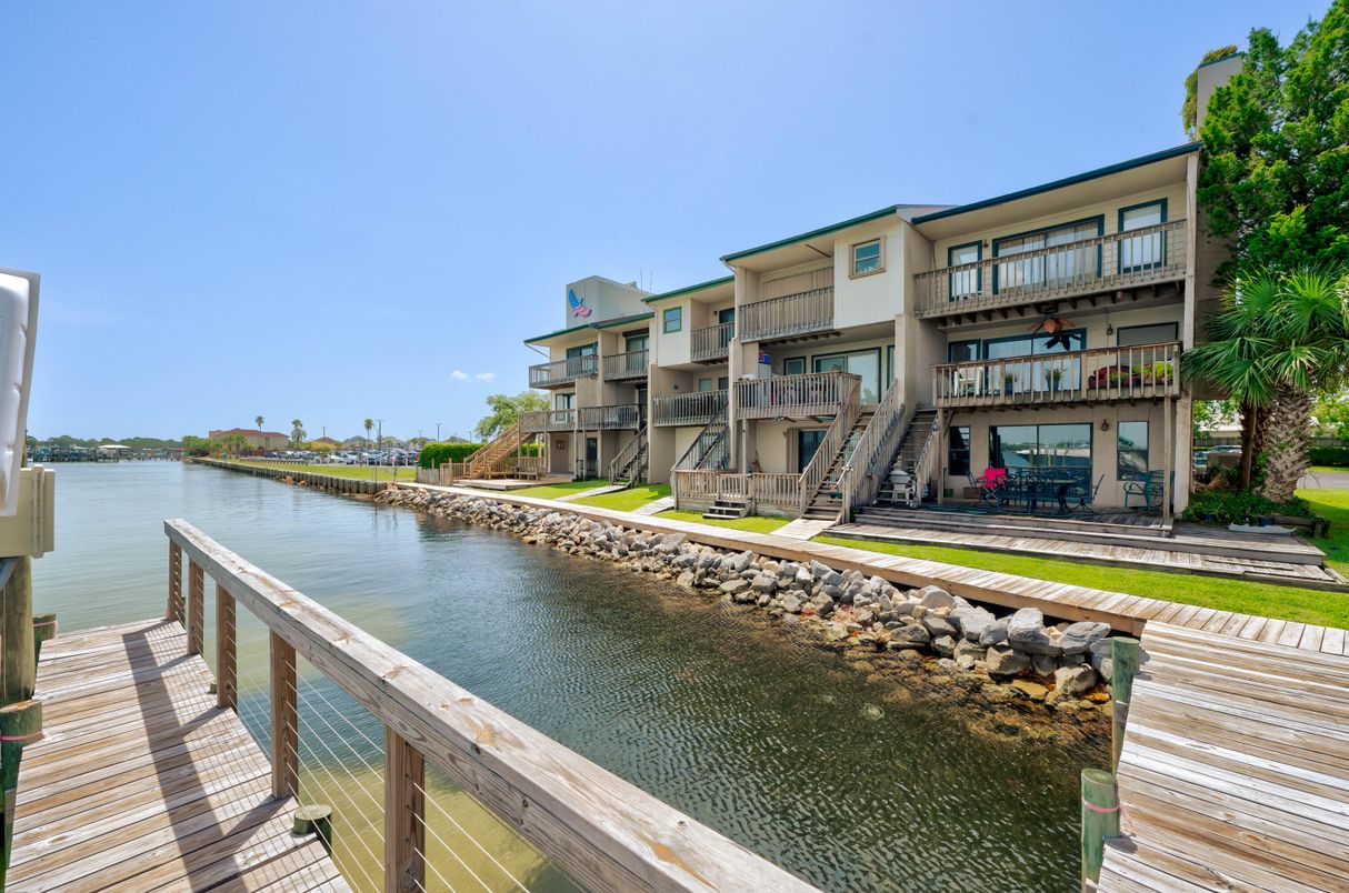 Exterior, Lake