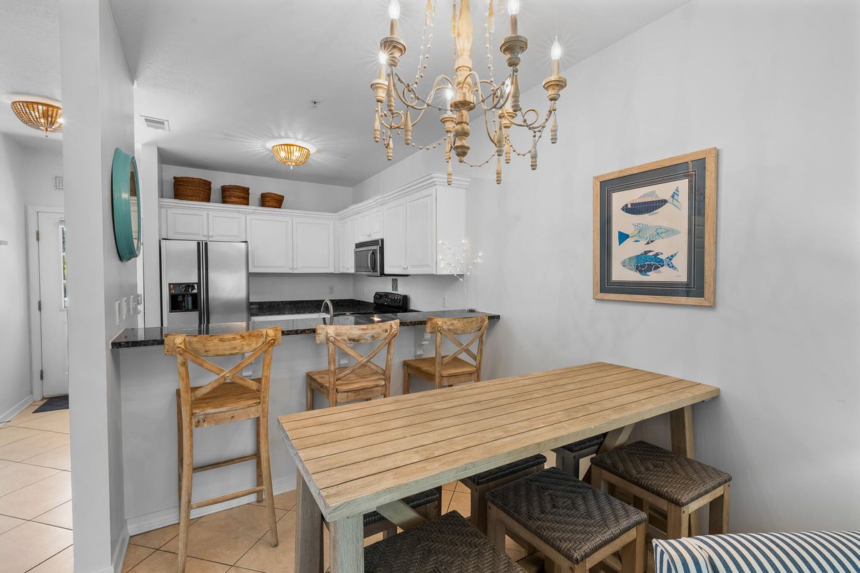 Chandelier, Dining room, Interior, Kitchen, Stainless Steel Appliances